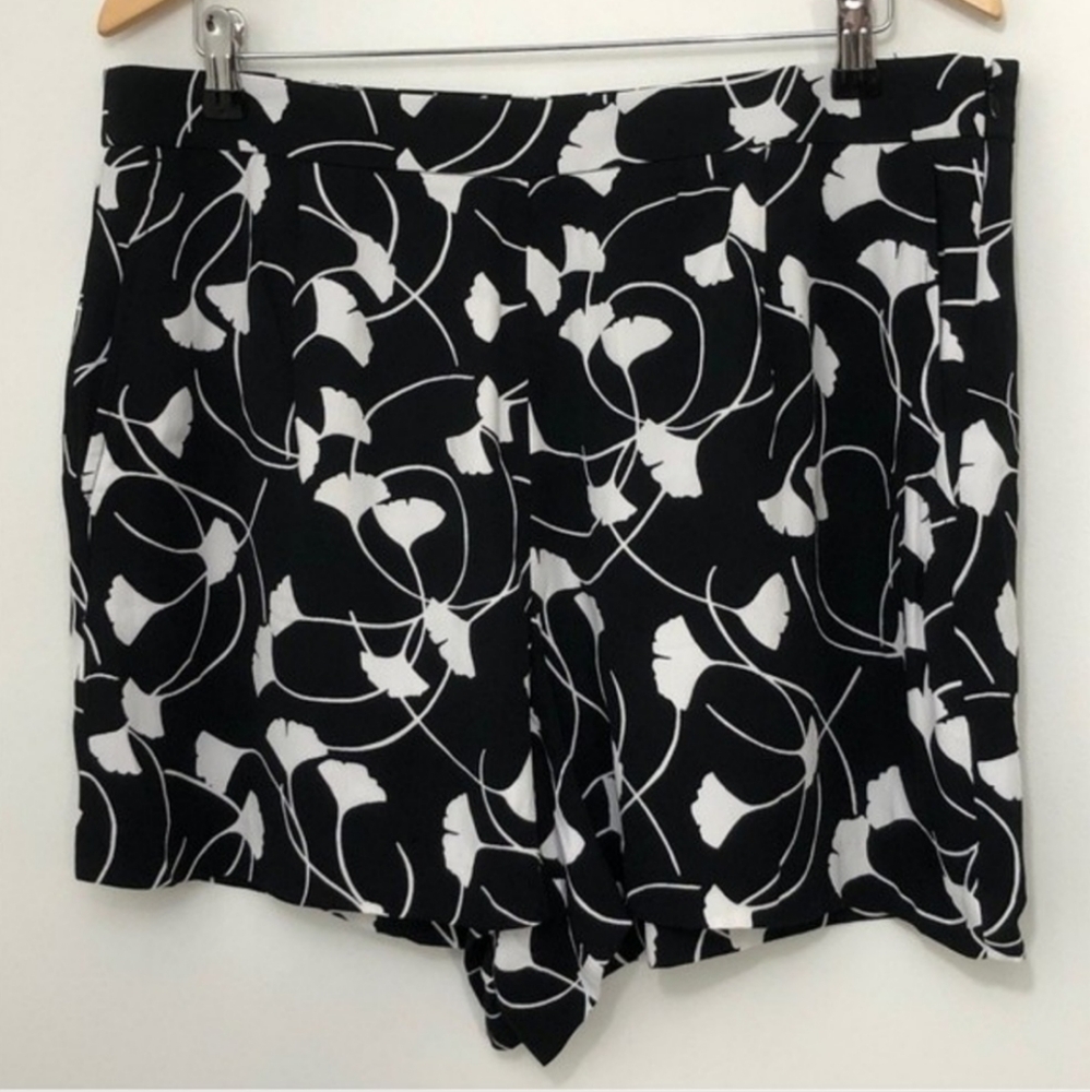 Ann Taylor Dress Shorts - Blk/Wht Floral Ginko Leaf Pattern